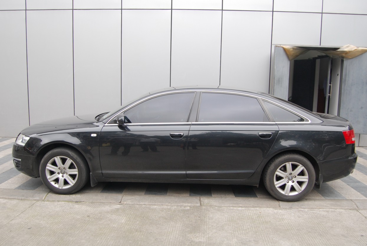 奥迪牌FV7241CVT(A6L) 汽车一辆侧面