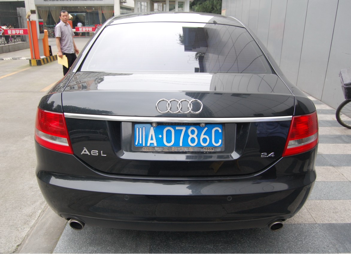 奥迪牌FV7241CVT(A6L) 汽车一辆后面